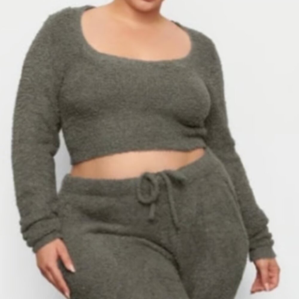 SKIMS Cozy Knit Long Sleeve Scoop Neck Crop Top in Juniper - S/M